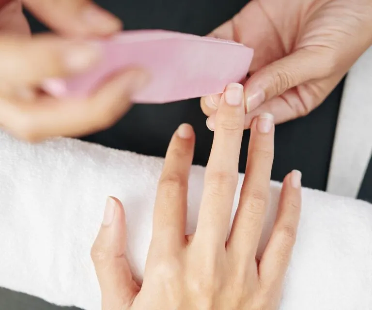 prawidłowe piłowanie paznokci, pielęgnacja sk&oacute;rek