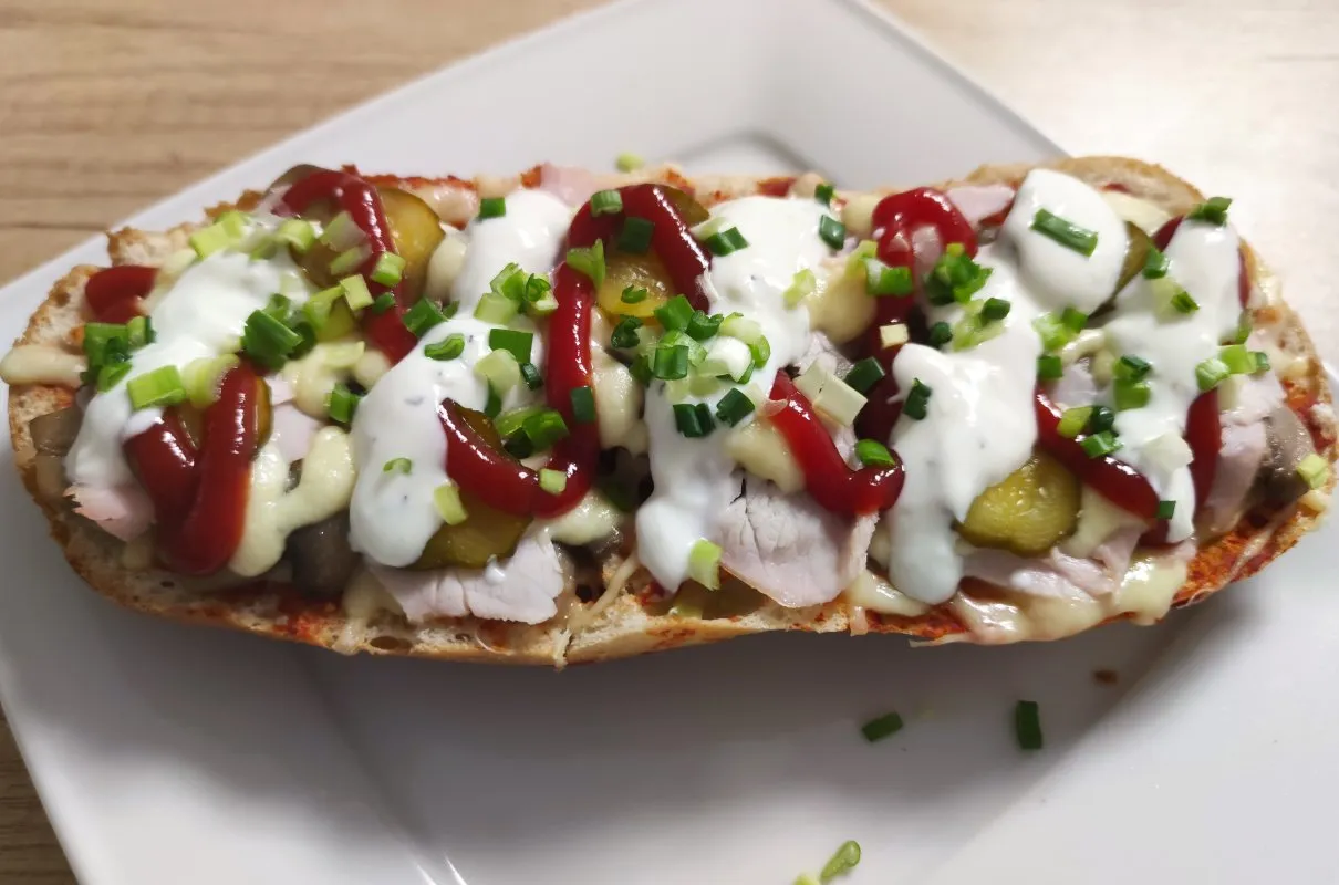 Różne rodzaje zapiekanek z bagietki