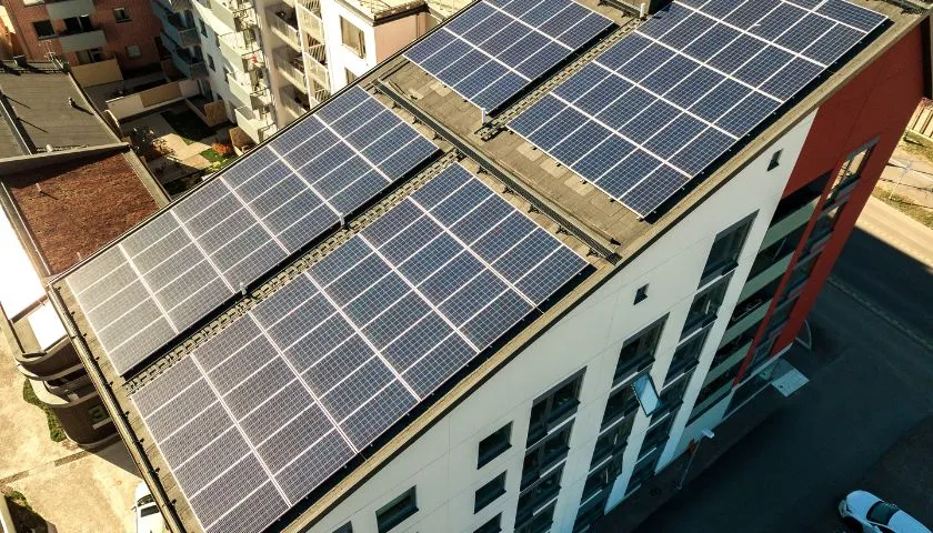 wizualizacja prosument wirtualny i zbiorowy, panele fotowoltaiczne na dachach budynków wielorodzinnych