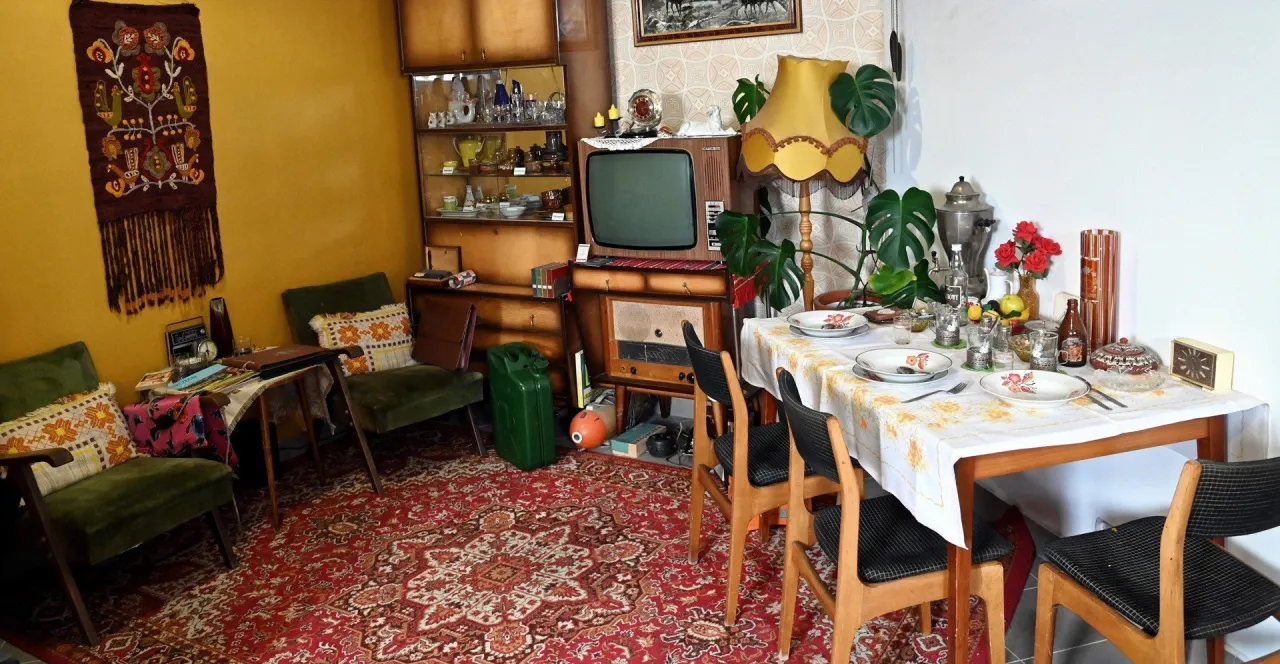 dekoracje mieszkanie PRL meblościanka kryształy