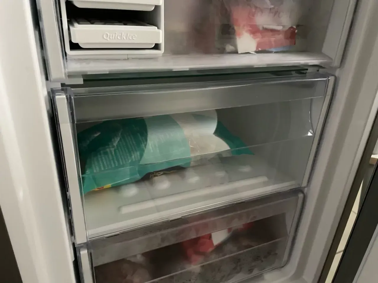 uszkodzone zatrzaski szuflady zamrażarki