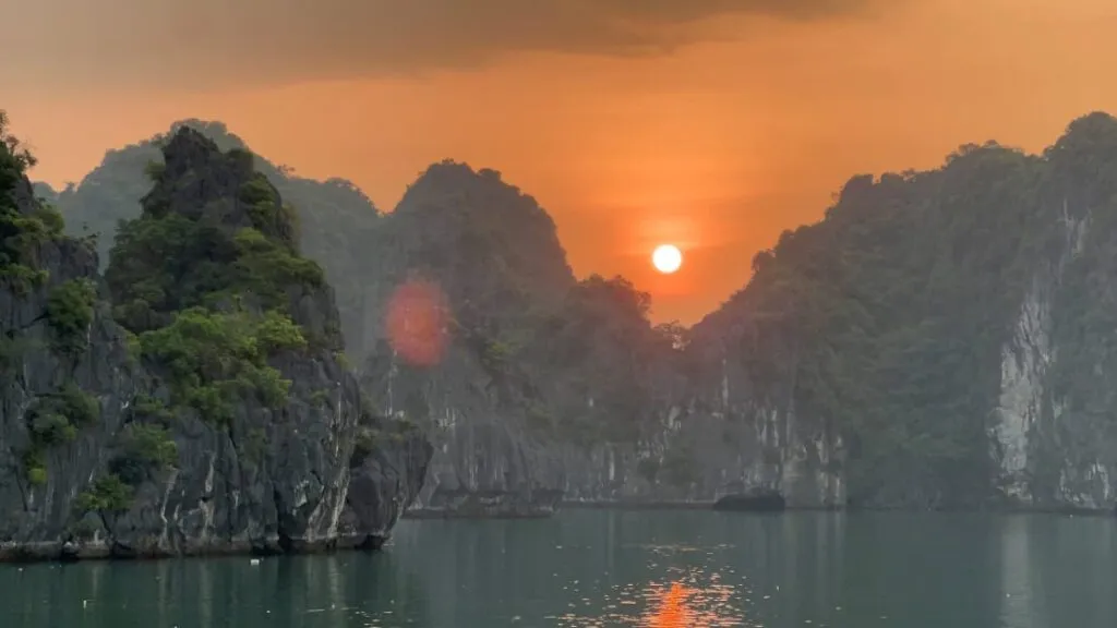 Zatoka Ha Long o wschodzie słońca