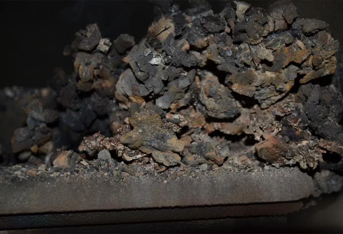 Spieki w piecu na ekogroszek powstają przez zbyt wysoką temperaturę i wilgotność paliwa. Zobacz, jak wyglądają te zbite bryły.