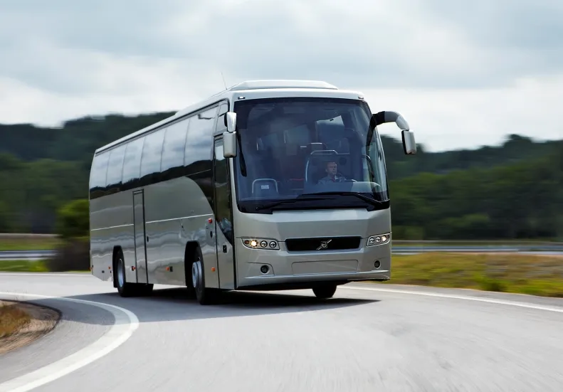 Nowoczesny autokar turystyczny z zewnątrz