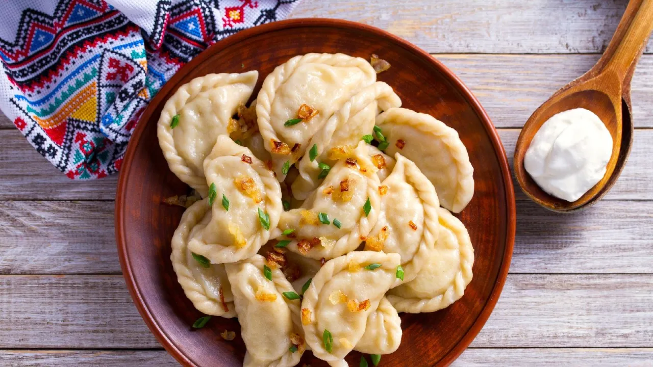 Dania z bryndzą: pierogi, pasta kanapkowa, sałatka