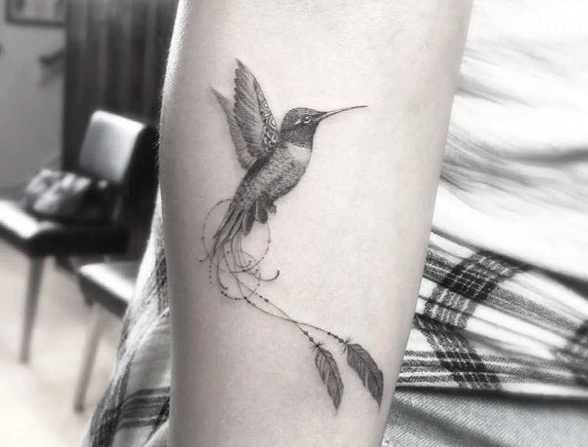 Tatuaże kolibra na r&oacute;żnych częściach ciała
