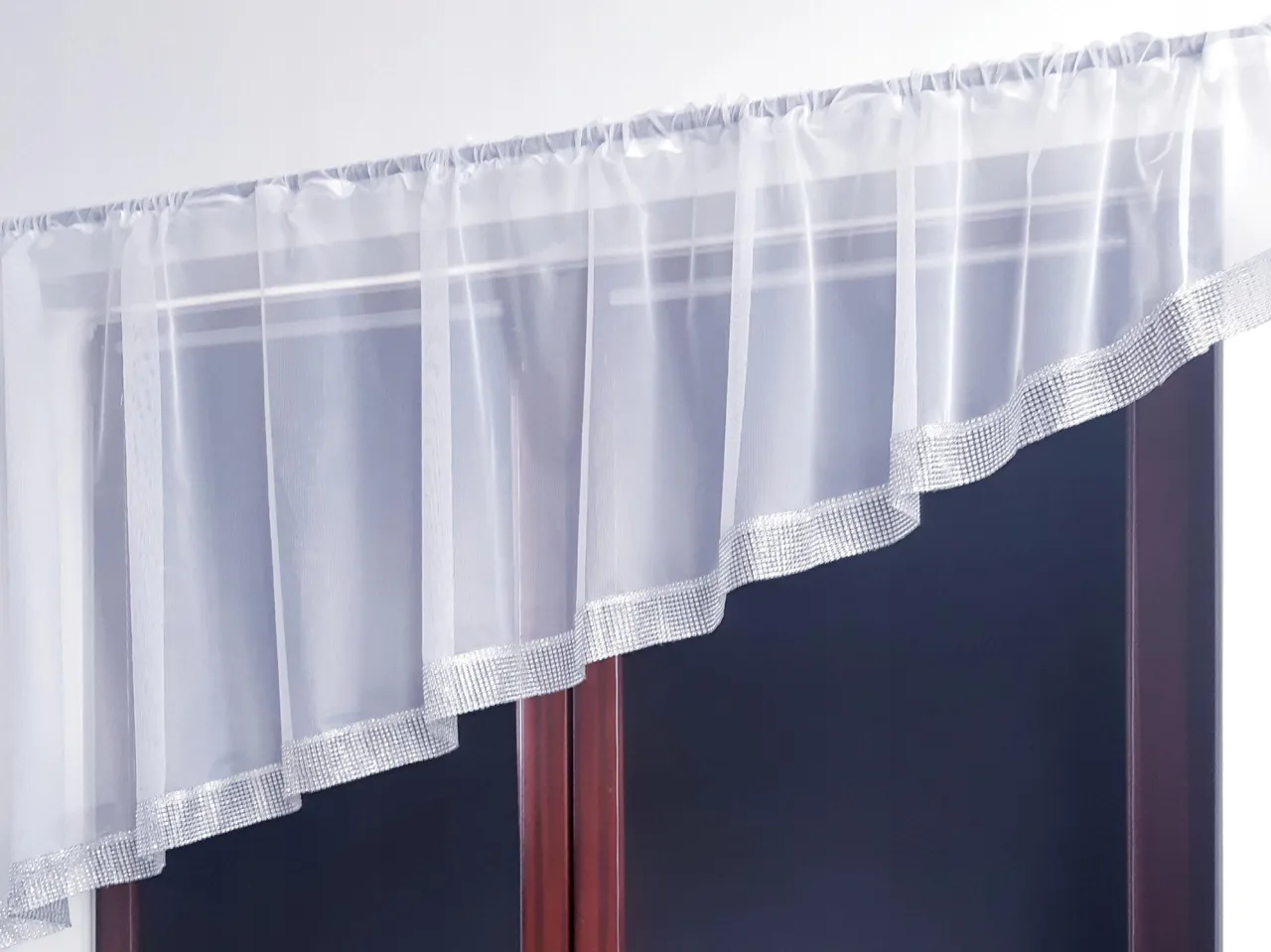 krojenie tkaniny na firankę skośną