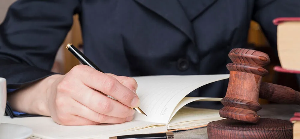 osoba czytająca dokumenty sądowe, apelacja, prawnik pomagający klientowi