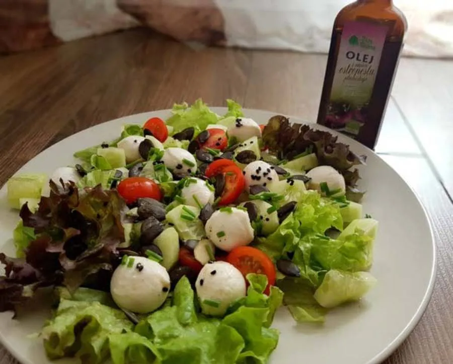 olej z ostropestu w kuchni sałatka koktajl