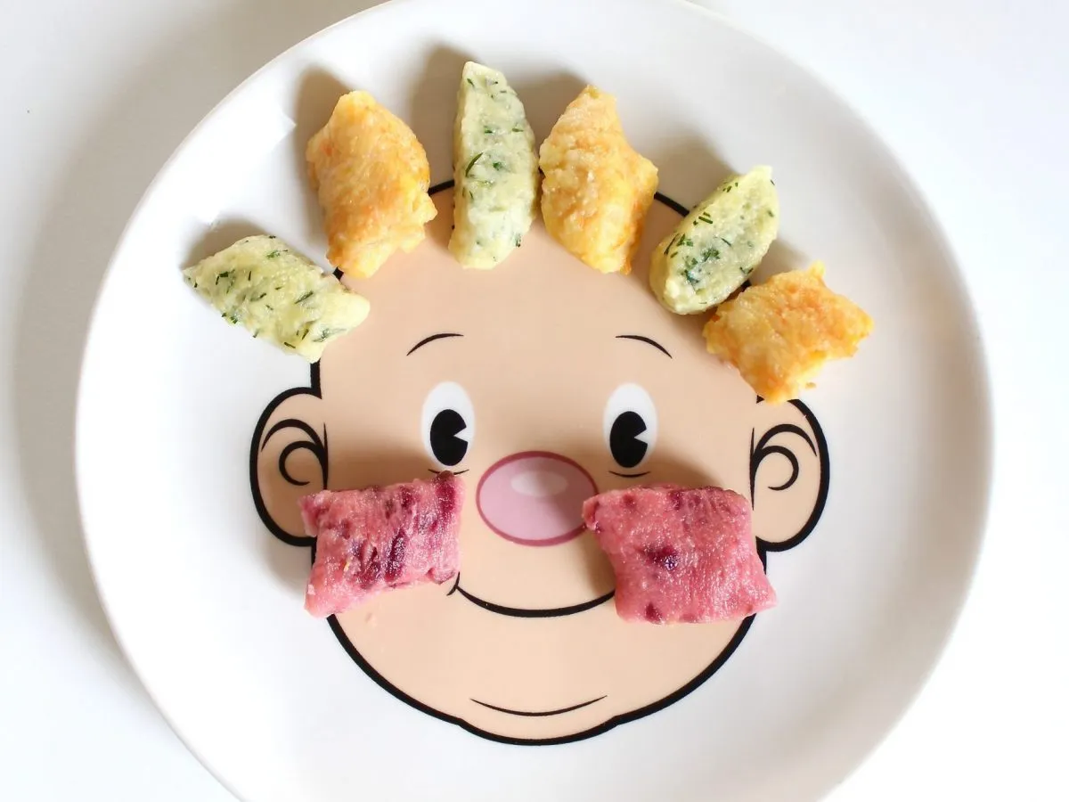 Rodzic zastanawiający się nad obiadem dla dziecka