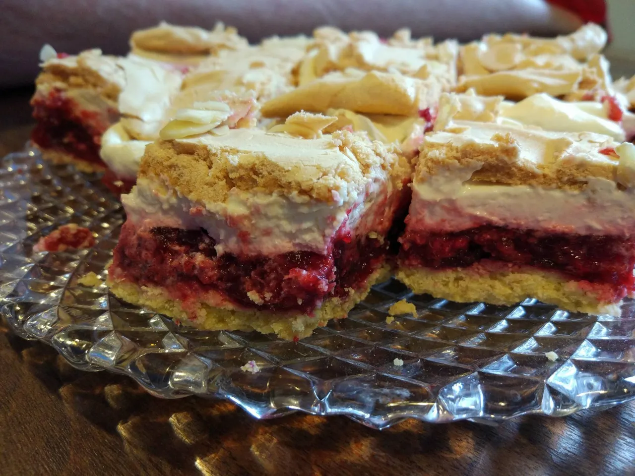 Malinowa chmurka gotowe ciasto przekr&oacute;j