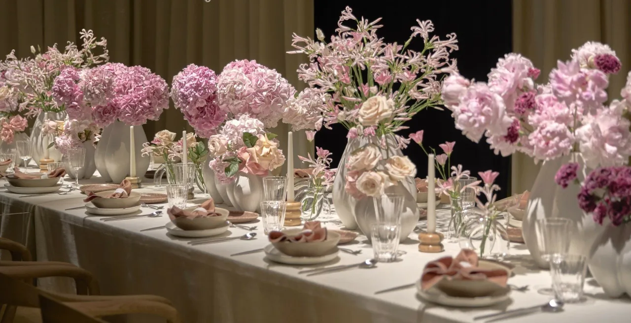 Niskie kompozycje kwiatowe na stół komunijny