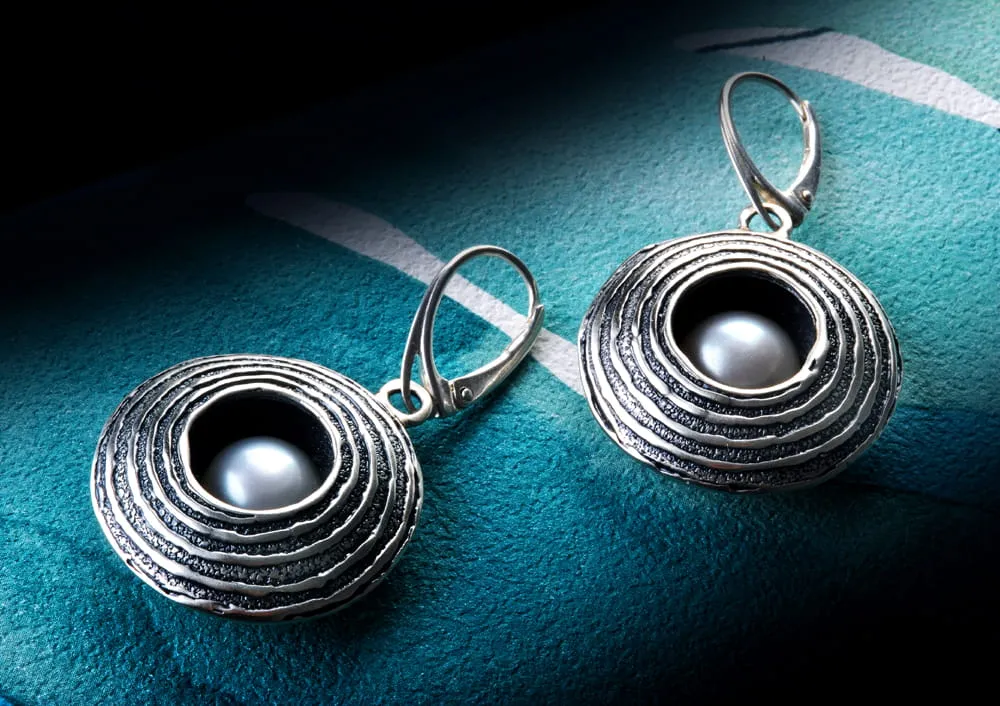 Srebro oksydowane i biżuteria z perłami