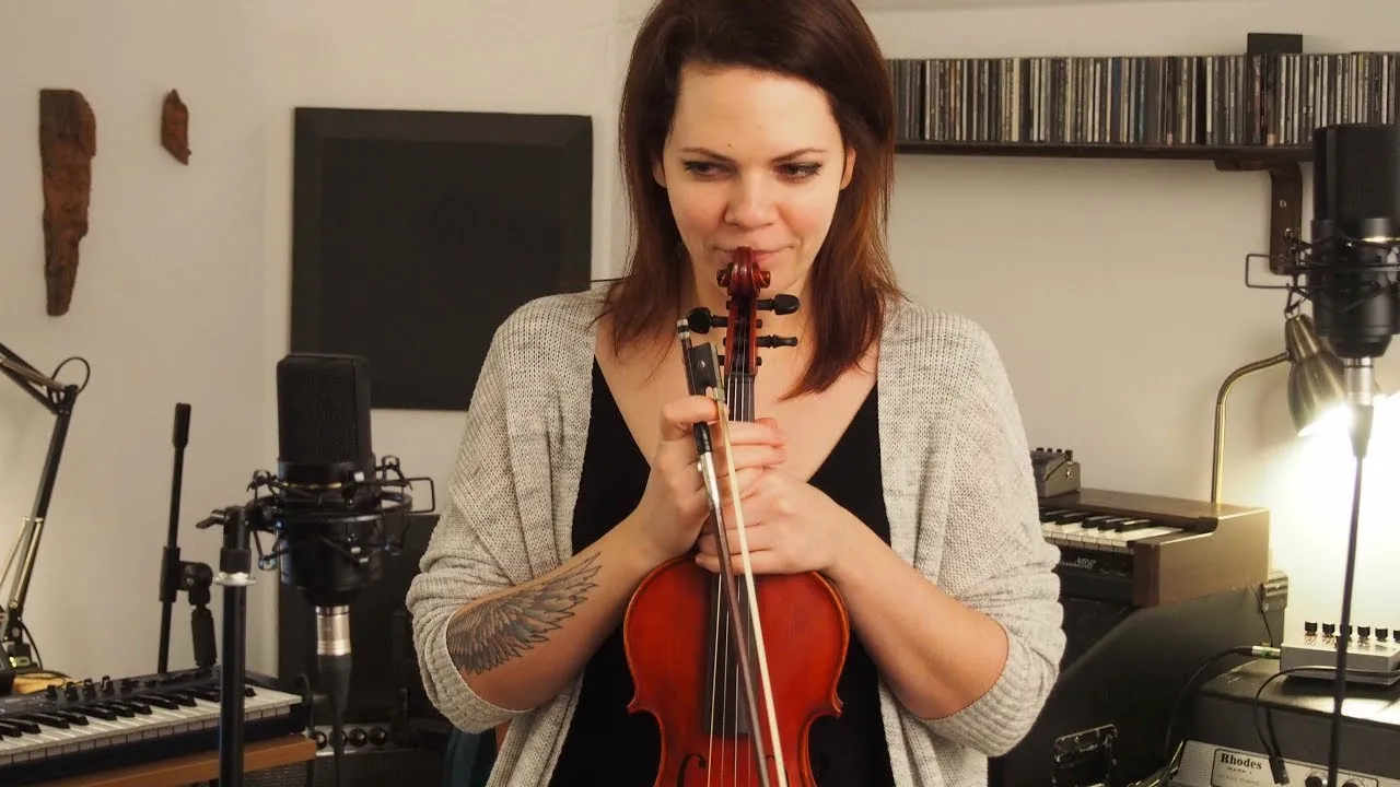 Skrzypek stroi skrzypce przed grą