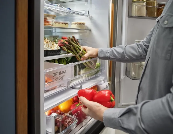 lod&oacute;wka samsung wnętrze z jedzeniem