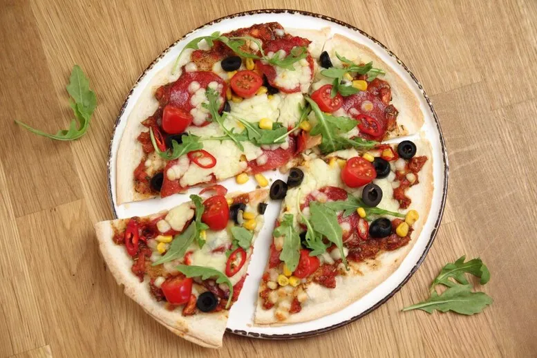 pizza na tortilli z mozzarellą