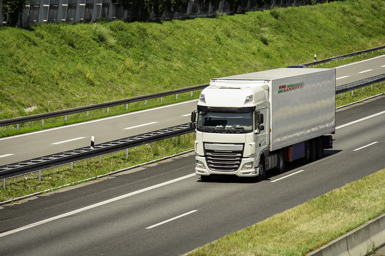 różnice logistyk spedytor infografika