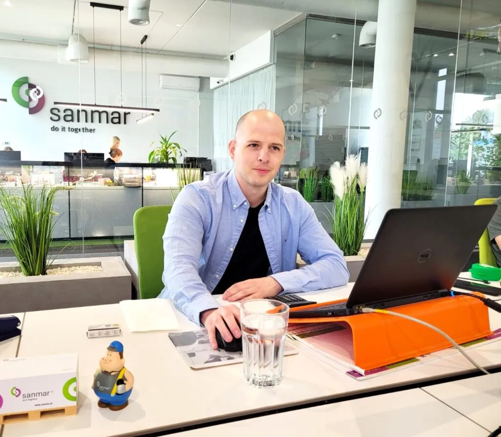 Spedytor w biurze, planowanie tras, rozmowa telefoniczna