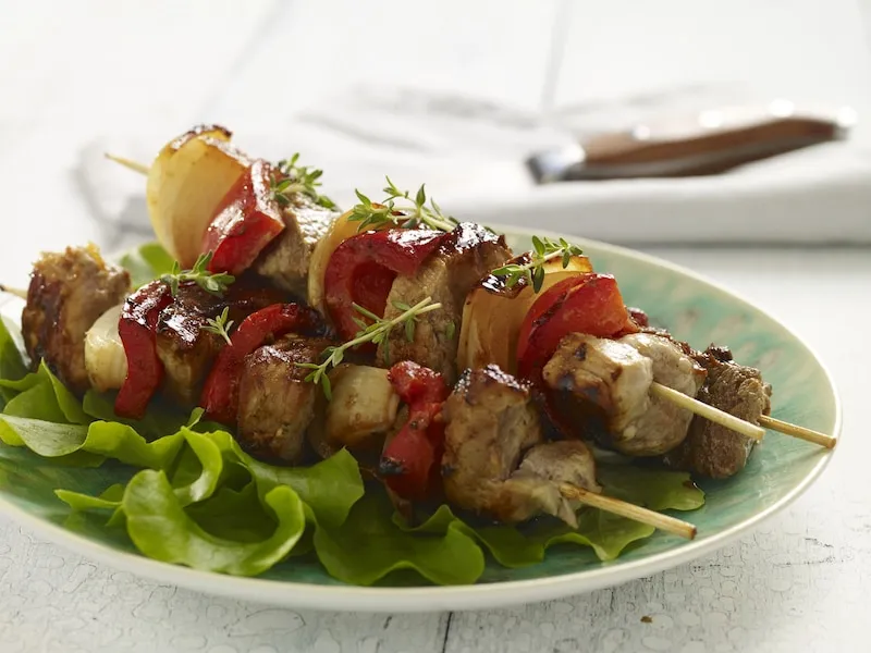szaszłyki z wątróbki wieprzowej z boczkiem na grillu