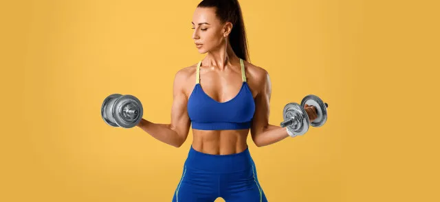 Osoba trenująca siłowo 3 razy w tygodniu z uśmiechem