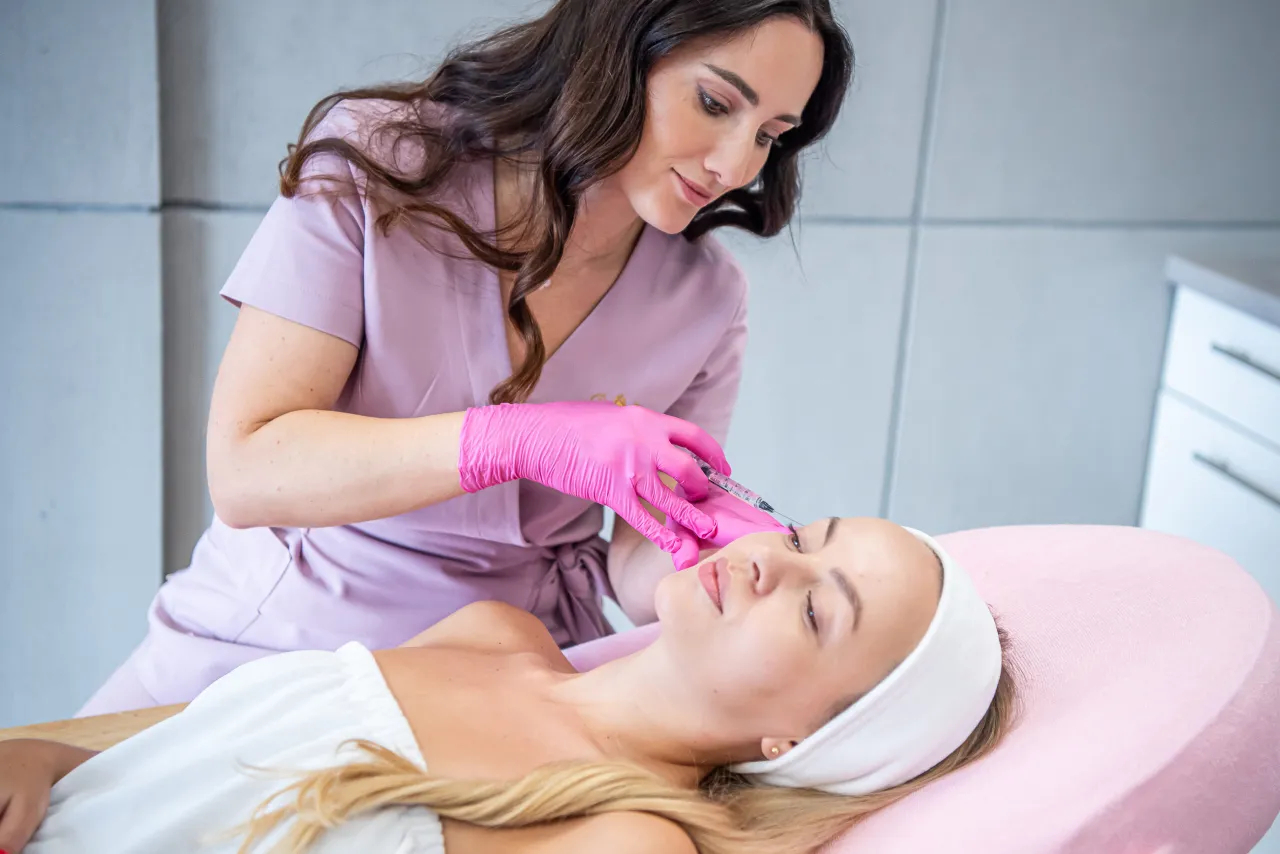 Kobieta przygotowująca się do zabiegu medycyny estetycznej