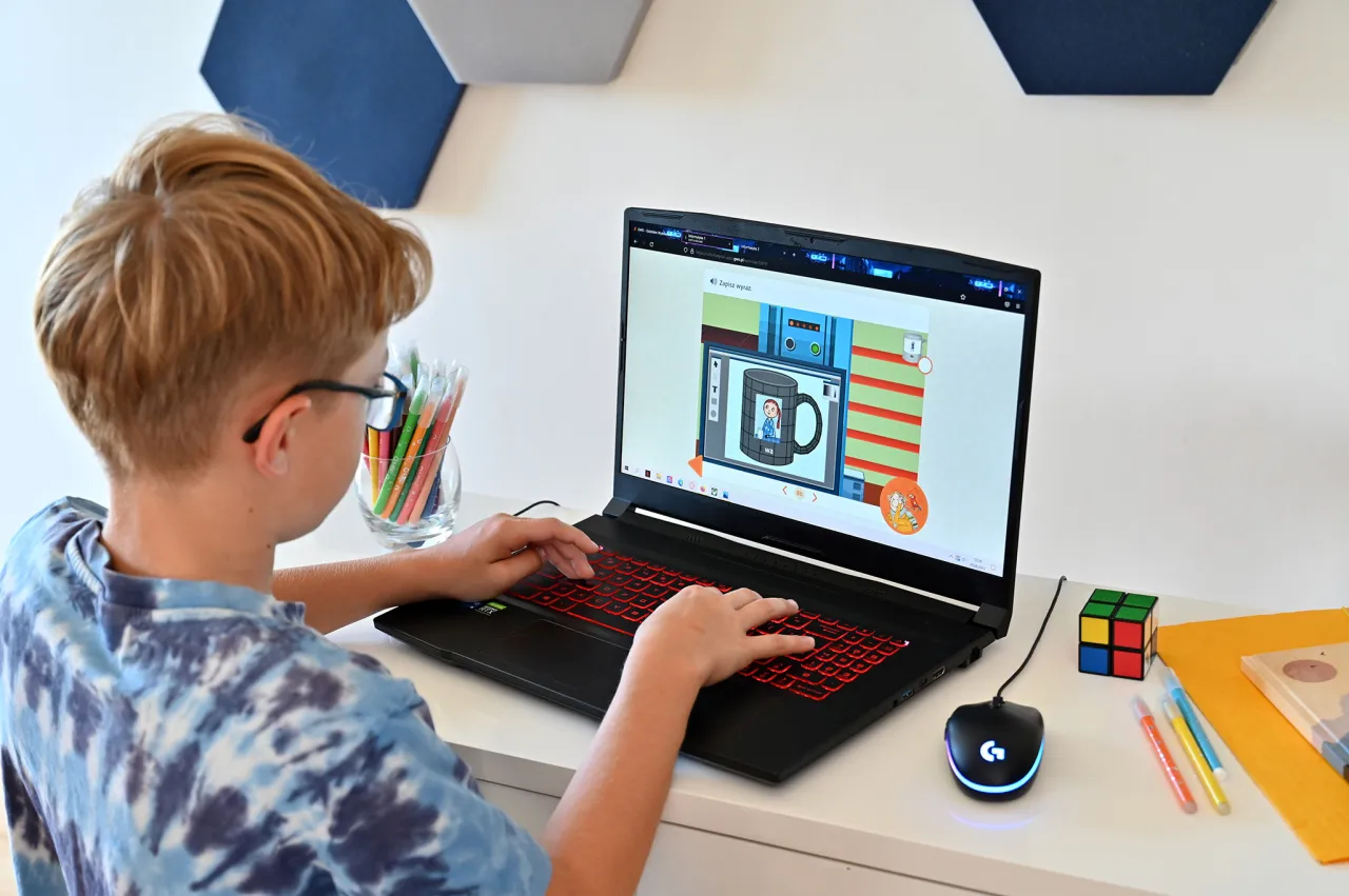 dzieci na zajęciach informatyki
