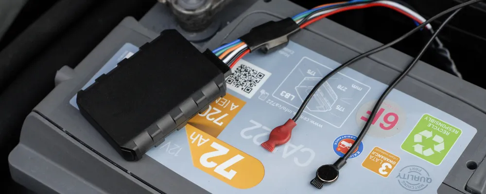 Ukryty lokalizator GPS w samochodzie miejsca montażu