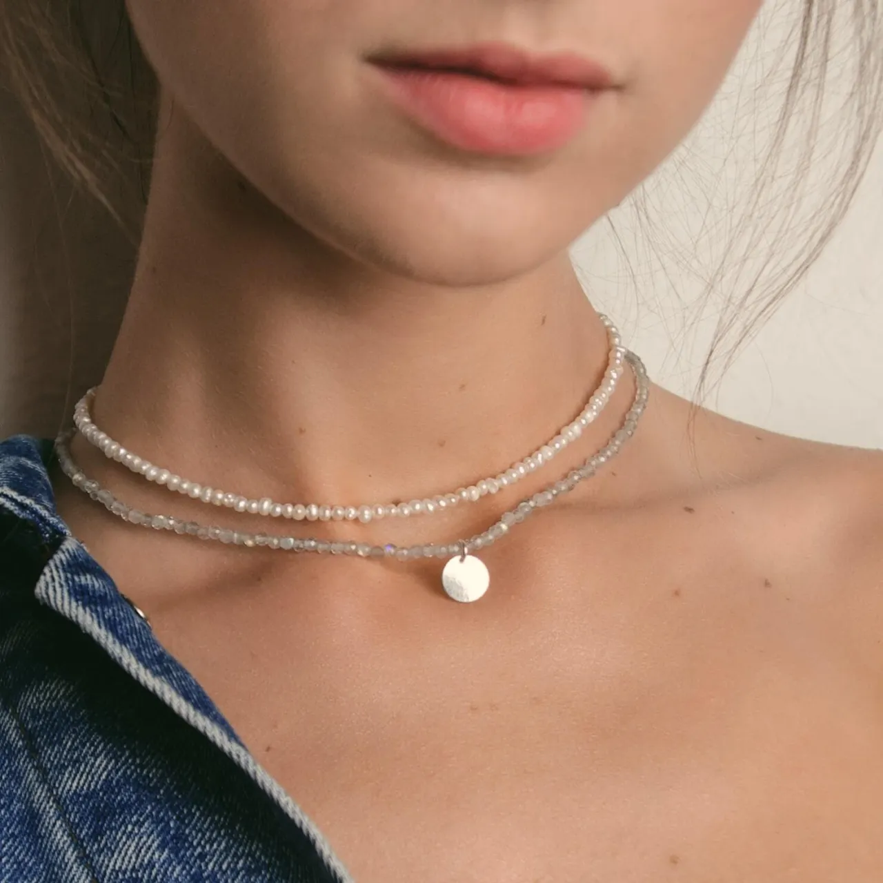 biżuteria z kamieniami szlachetnymi i perłami