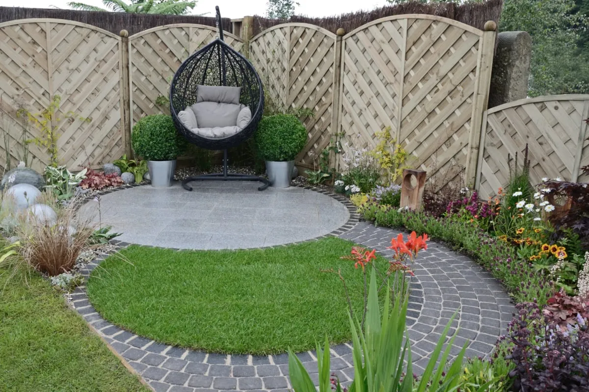 Mały ogr&oacute;d przed domem aranżacje