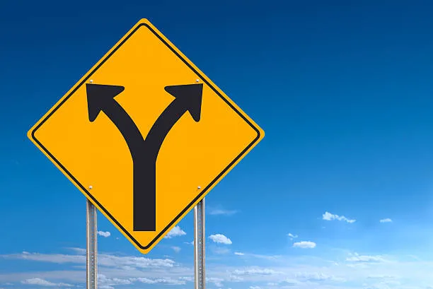 znak drogowy rozwidlenie dr&oacute;g z napisami ponadto i ponad to