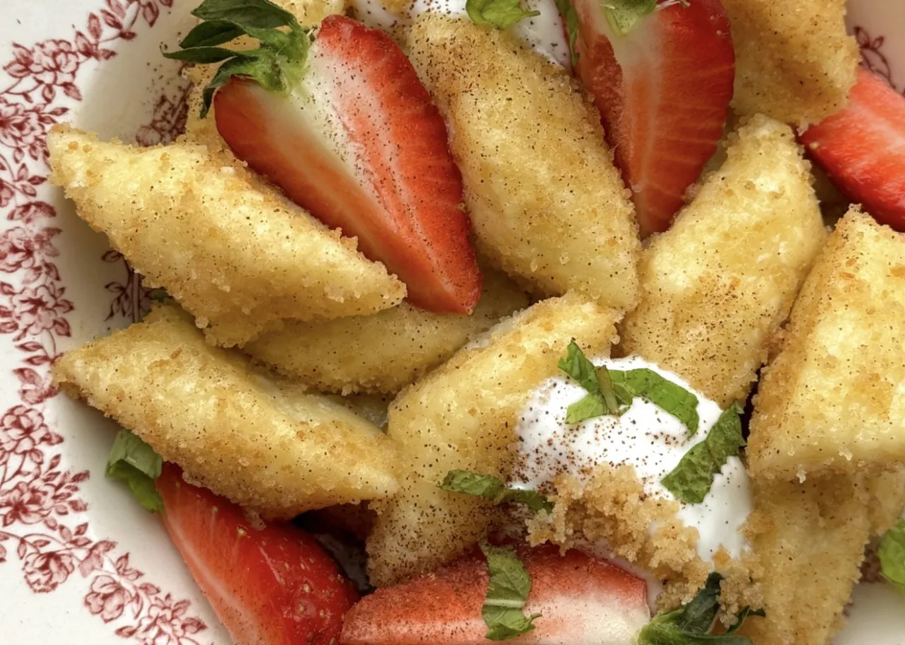 Kluski leniwe na talerzu z bułką tartą i cukrem