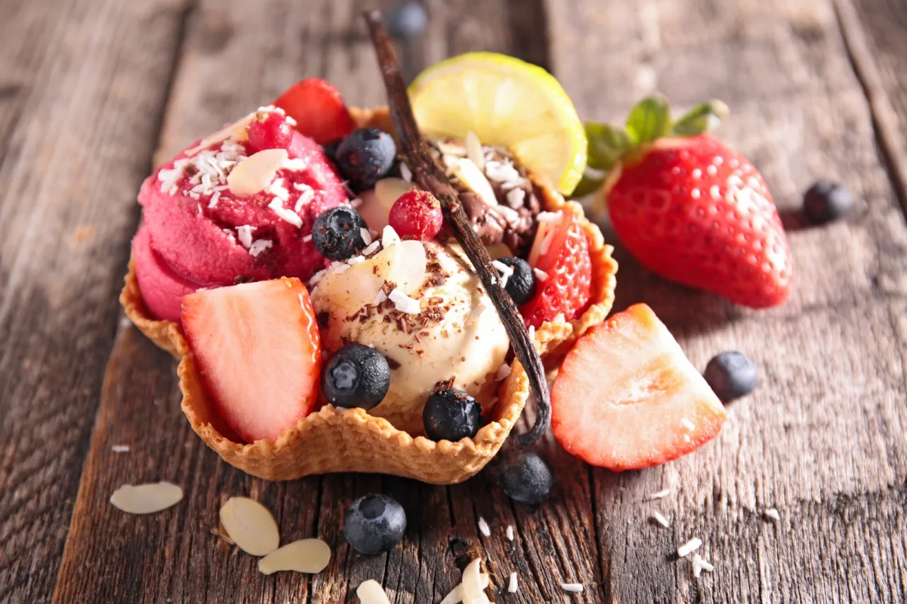 Lody rzemieślnicze w wafelku z owocami