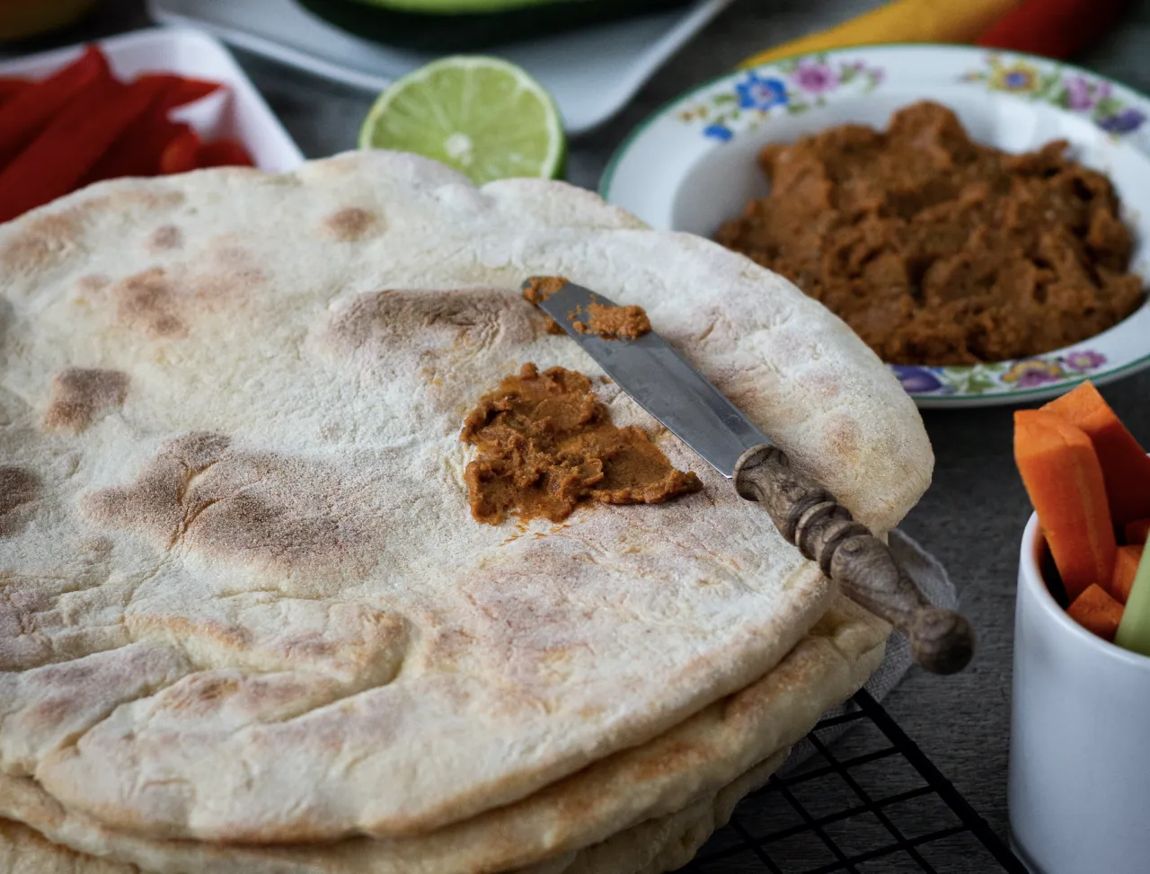 naan z hummusem i raitą