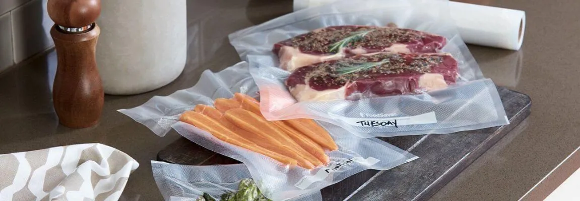 różne rodzaje mięsa zapakowane próżniowo w zamrażarce