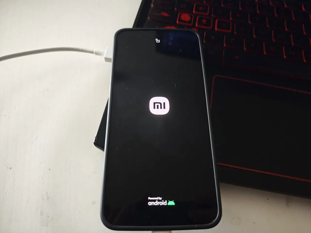 Telefon Xiaomi z logo MI i napisem 