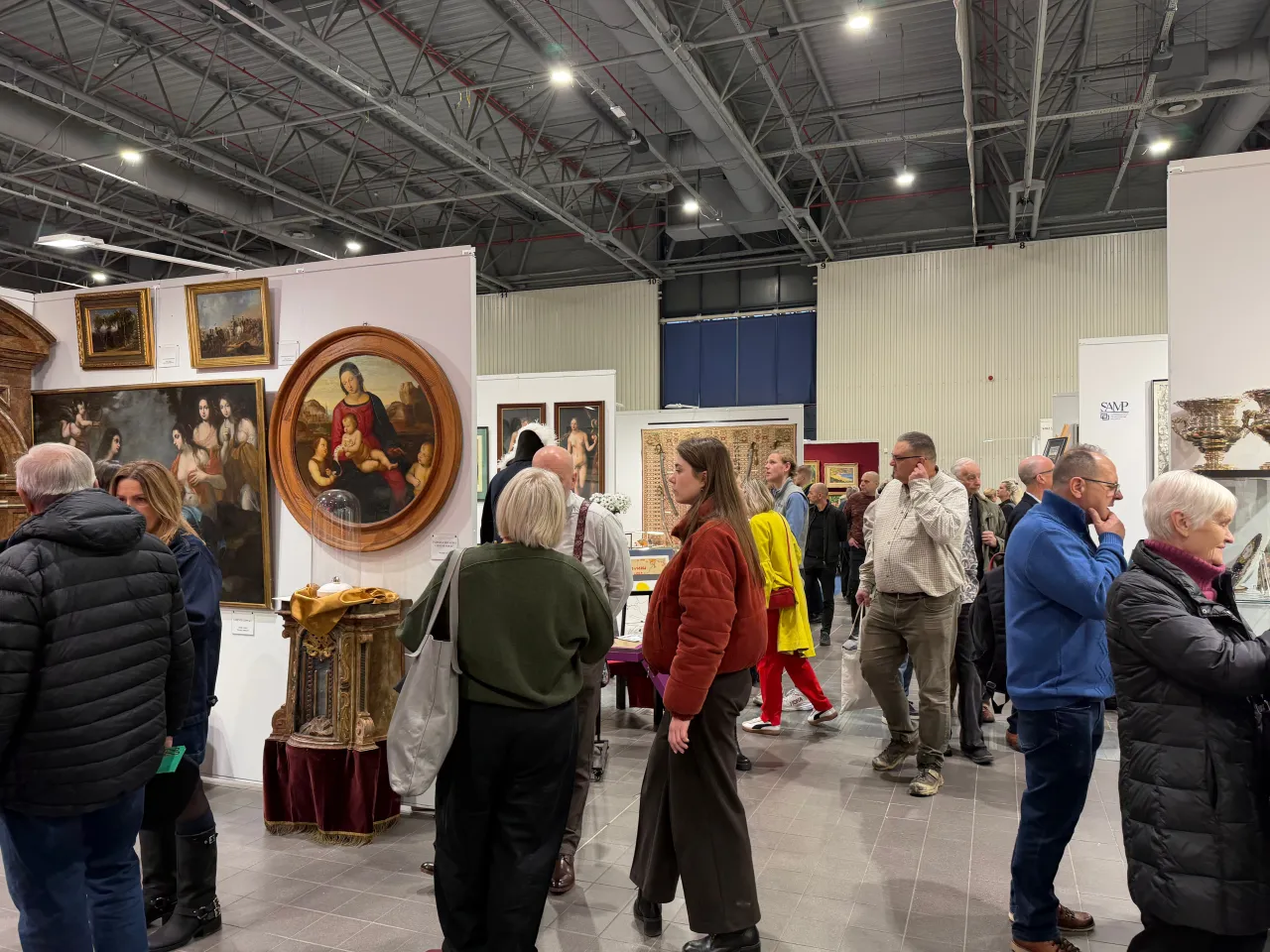 Osoba oglądająca obraz na targach sztuki