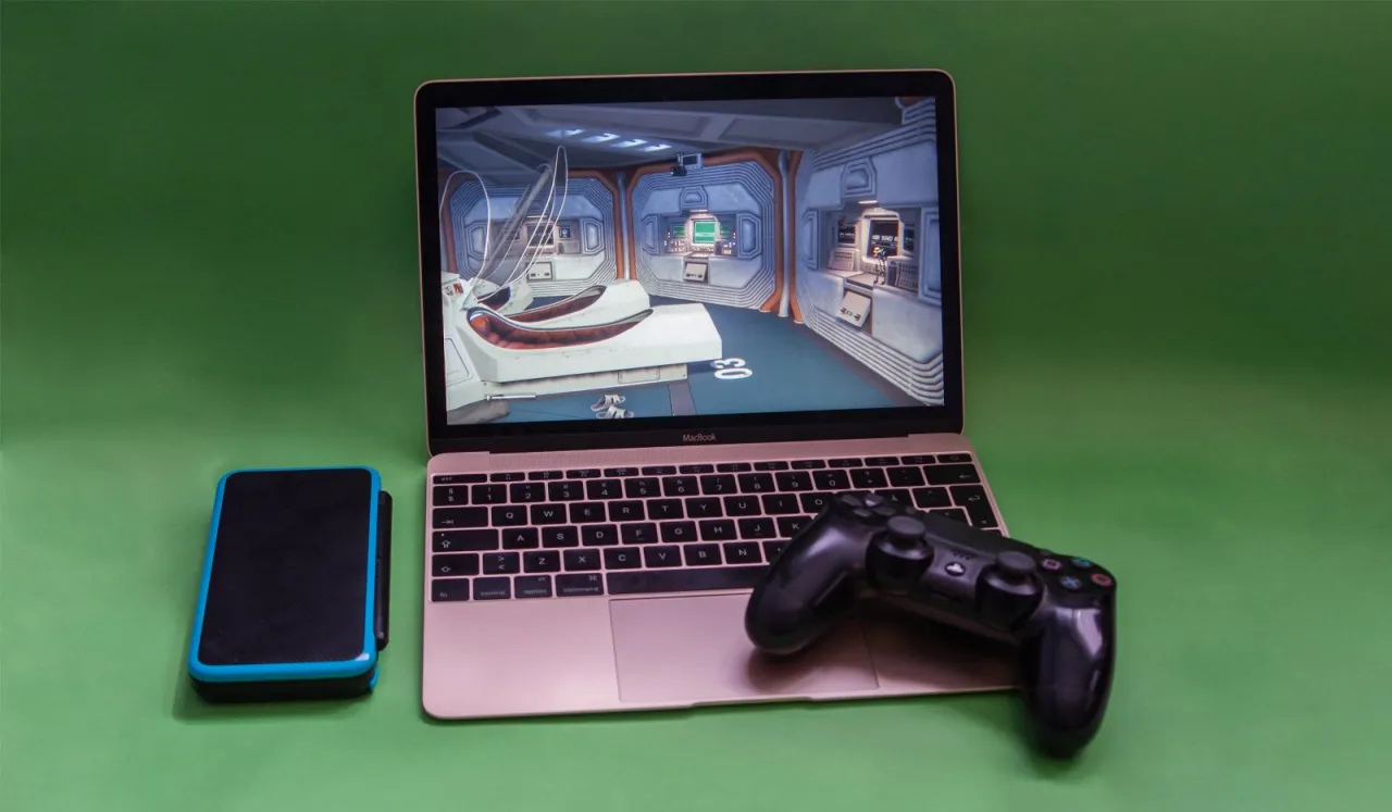 macbook grający w grę natywnie