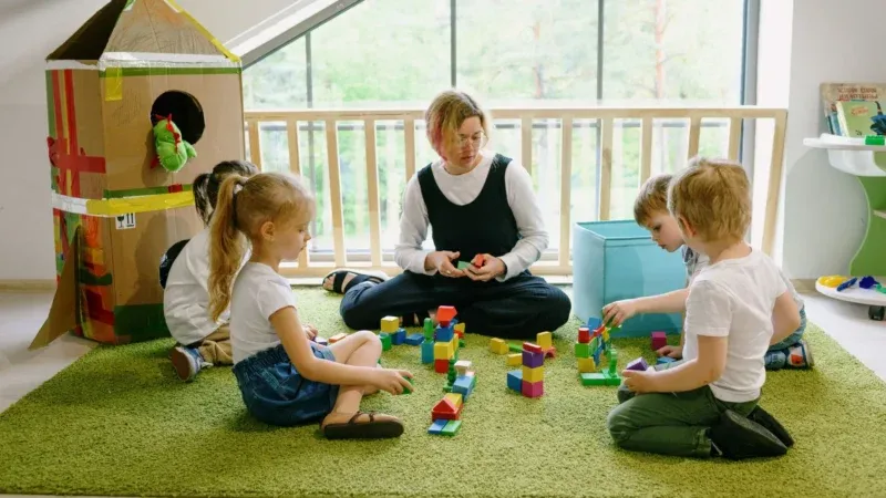 Dziecko w przedszkolu podczas zabawy edukacyjnej