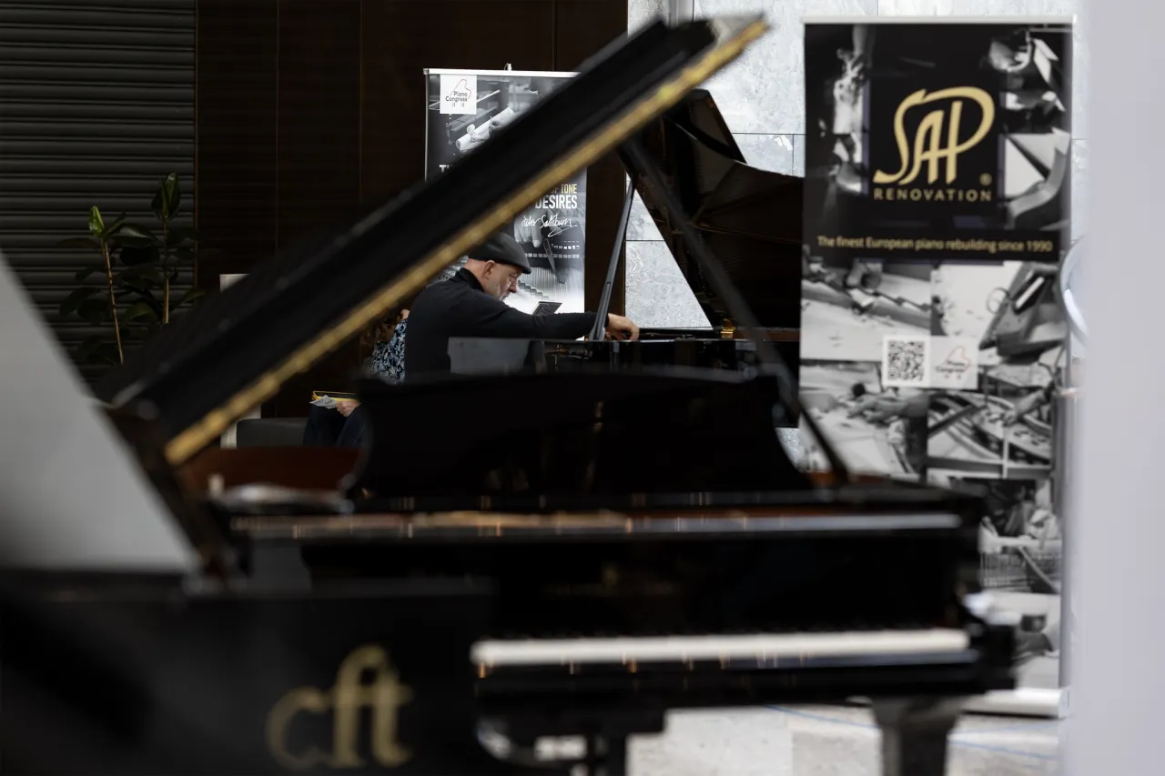 r&oacute;żne typy fortepian&oacute;w i pianin por&oacute;wnanie wag