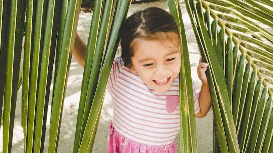 portret dziecka w plenerze zrobiony obiektywem 85mm, piękne rozmycie tła