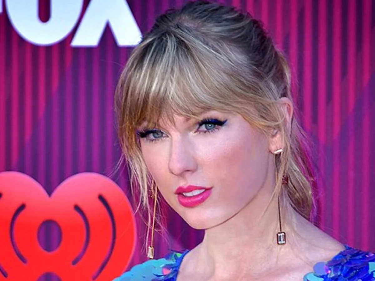 Taylor Swift na czerwonym dywanie. Zastanawiasz się, ile kosztuje bilet na koncert Taylor Swift?