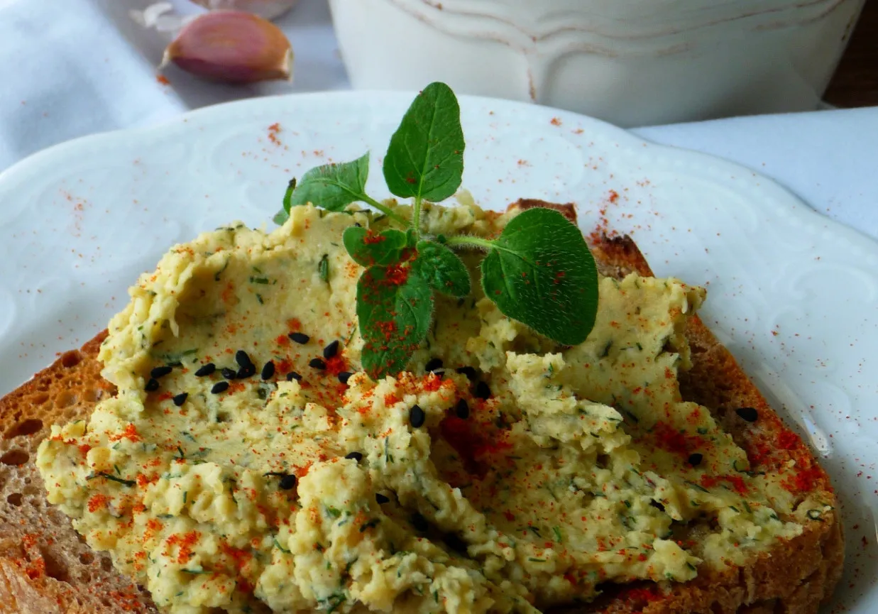 różne pasty z ciecierzycy na kanapkach