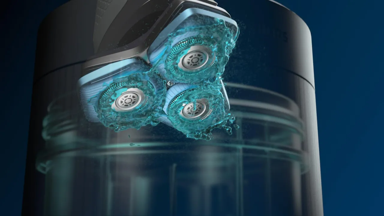 Głowice golarki Philips 5000 czy 7000 w akcji, otoczone wodą.