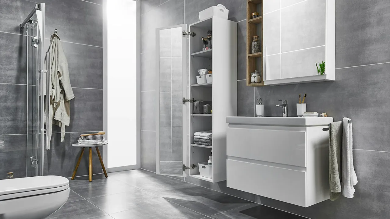 Pionowe przechowywanie kosmetyk&oacute;w w łazience