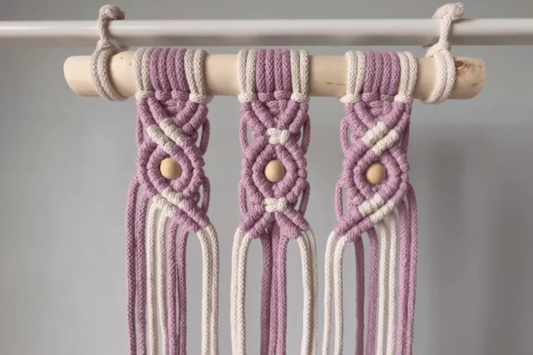 kwietnik makrama z drewnianymi koralami kolorowy sznurek