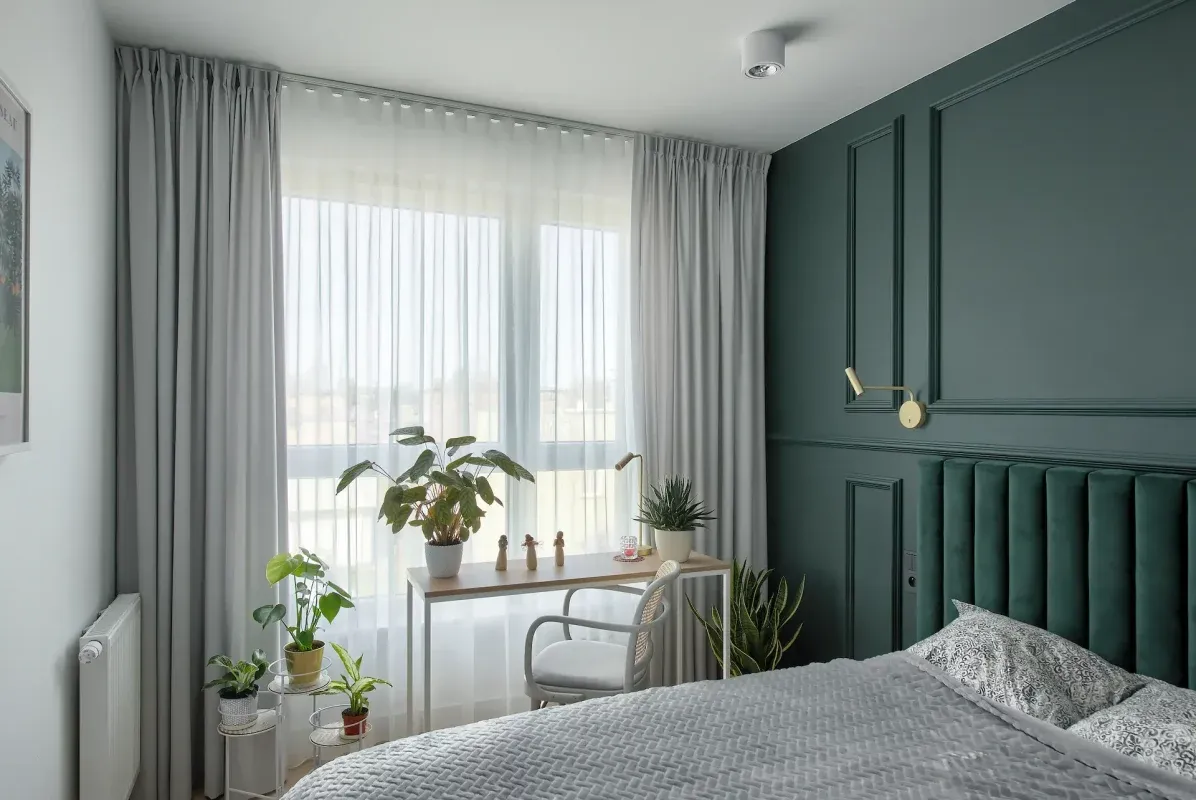 zasłony optycznie powiększające sypialnię