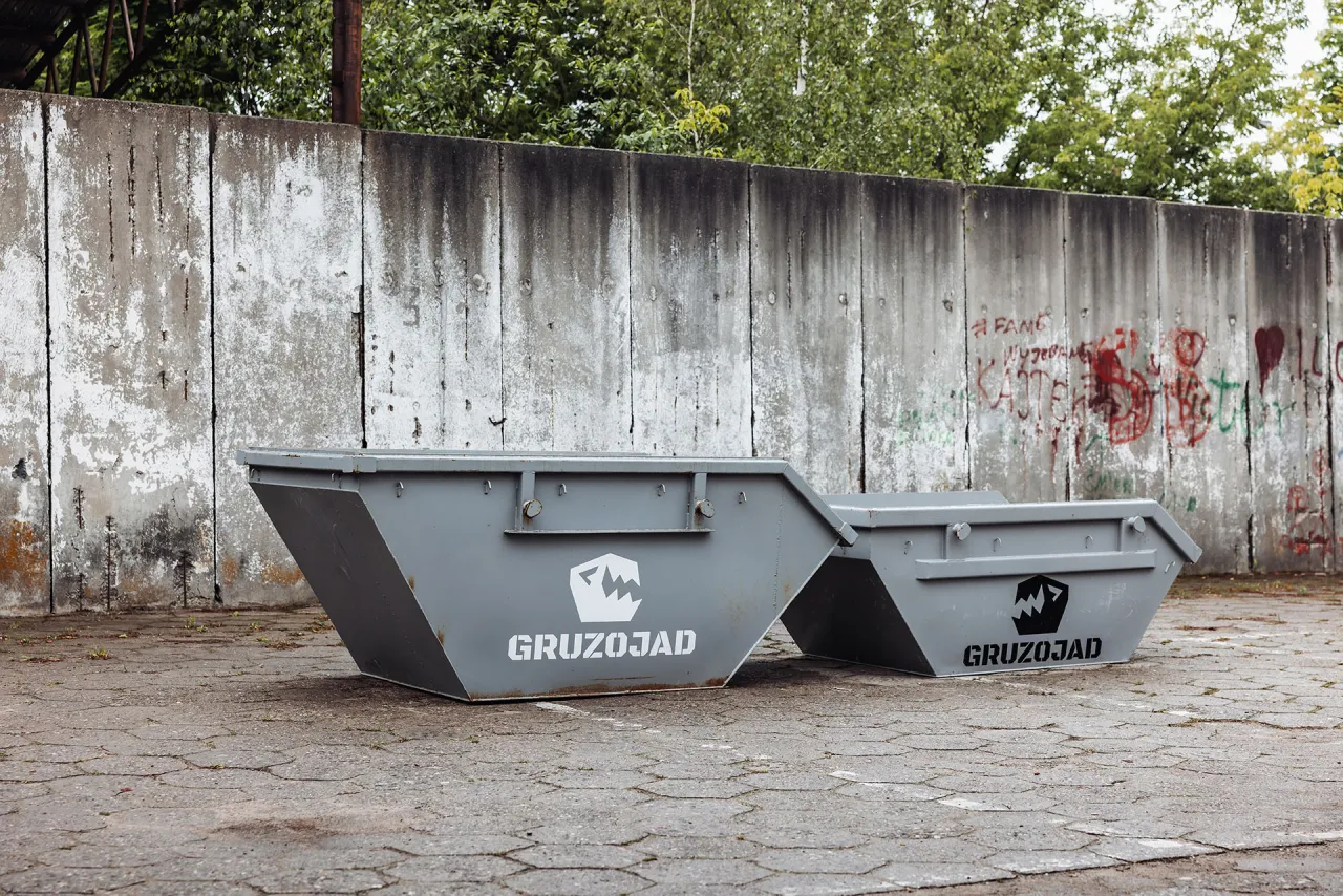 kontener na gruz na podjeździe domu jednorodzinnego