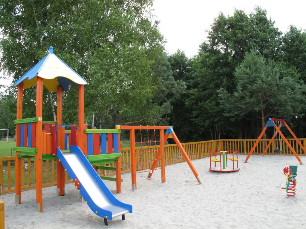 bezpieczny plac zabaw z nawierzchnią amortyzującą