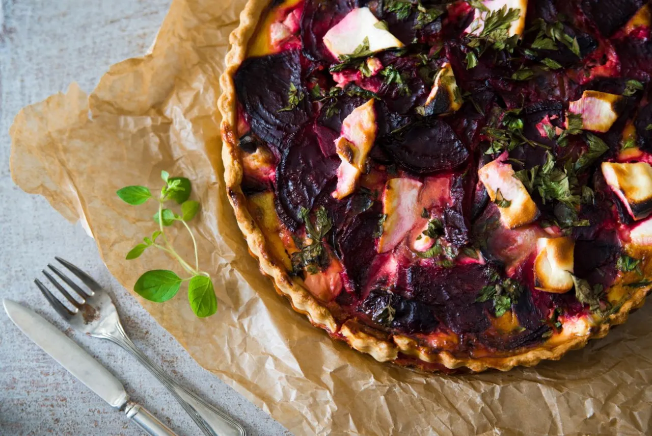 Wariacje tarty z burakiem i kozim serem