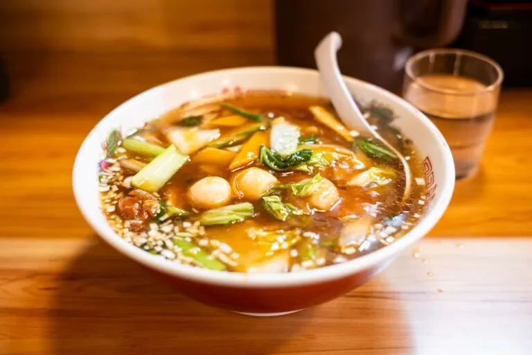 Tradycyjne polskie zupy ros&oacute;ł pomidorowa żurek